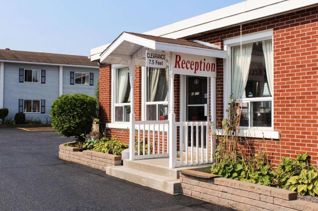 Hotel Super 8 By Wyndham Pembroke Extérieur photo