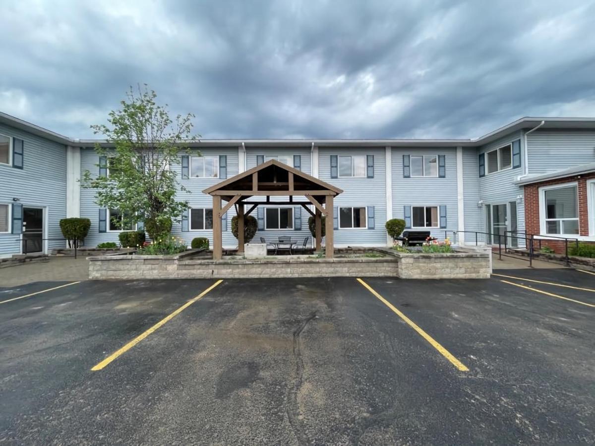 Hotel Super 8 By Wyndham Pembroke Extérieur photo