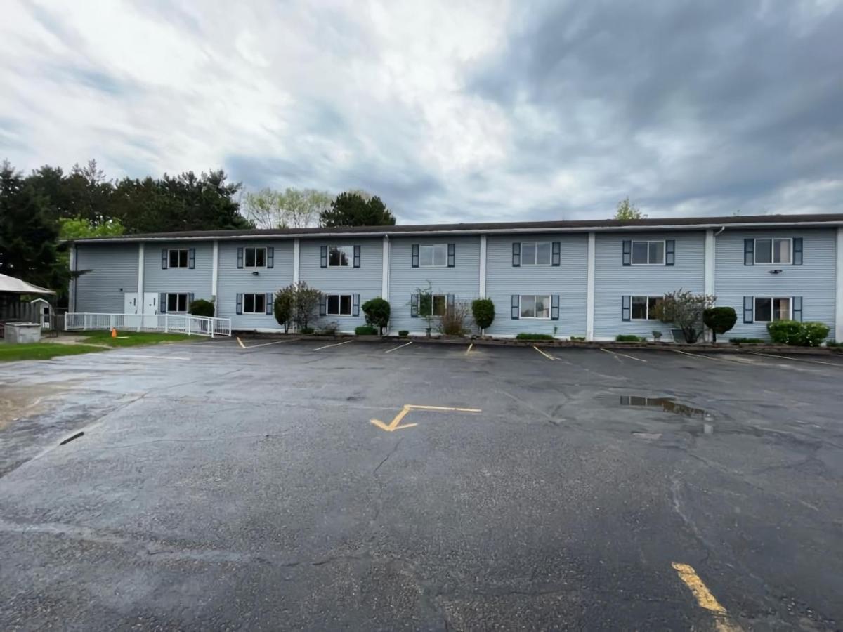 Hotel Super 8 By Wyndham Pembroke Extérieur photo