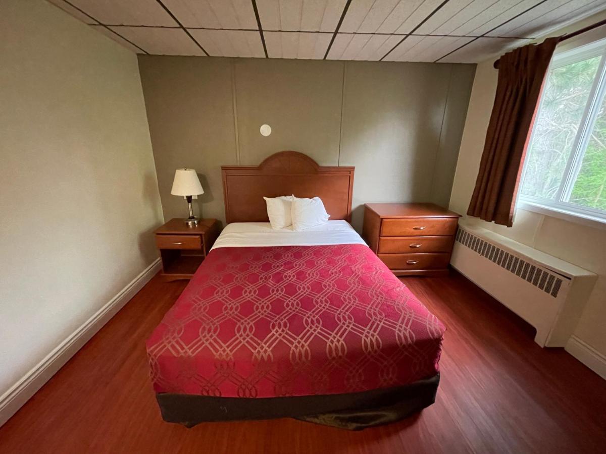 Hotel Super 8 By Wyndham Pembroke Extérieur photo
