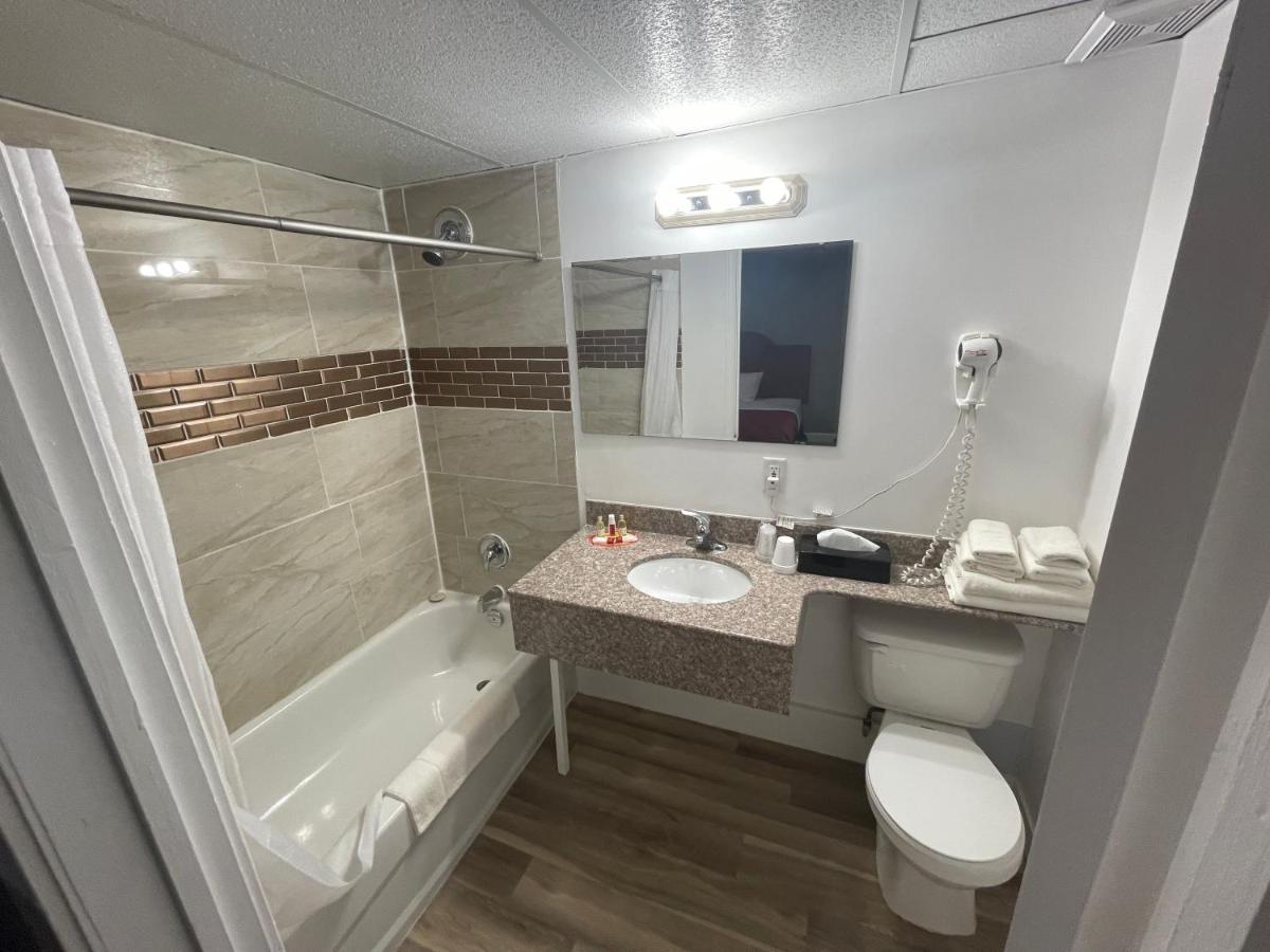 Hotel Super 8 By Wyndham Pembroke Extérieur photo