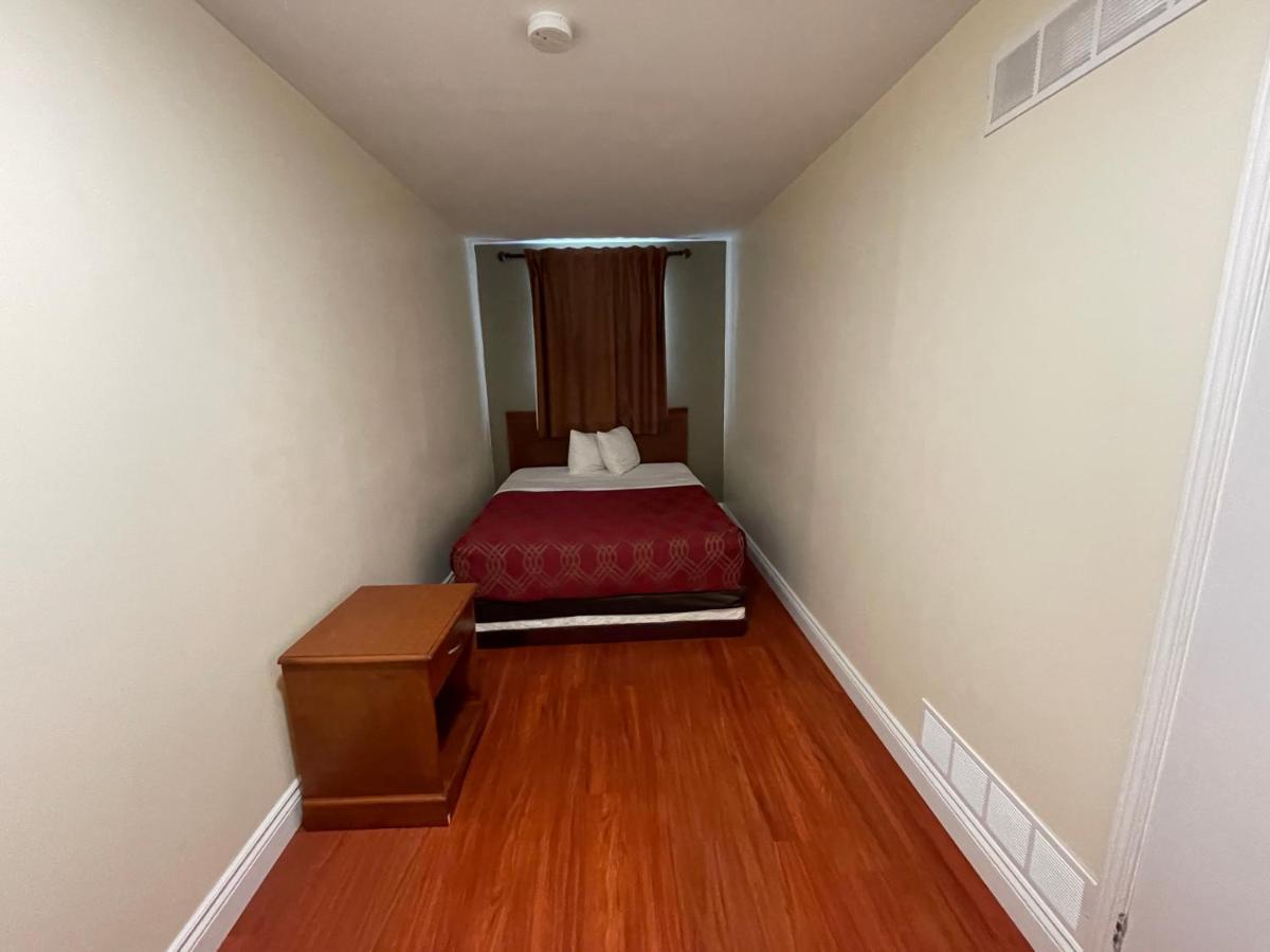 Hotel Super 8 By Wyndham Pembroke Extérieur photo