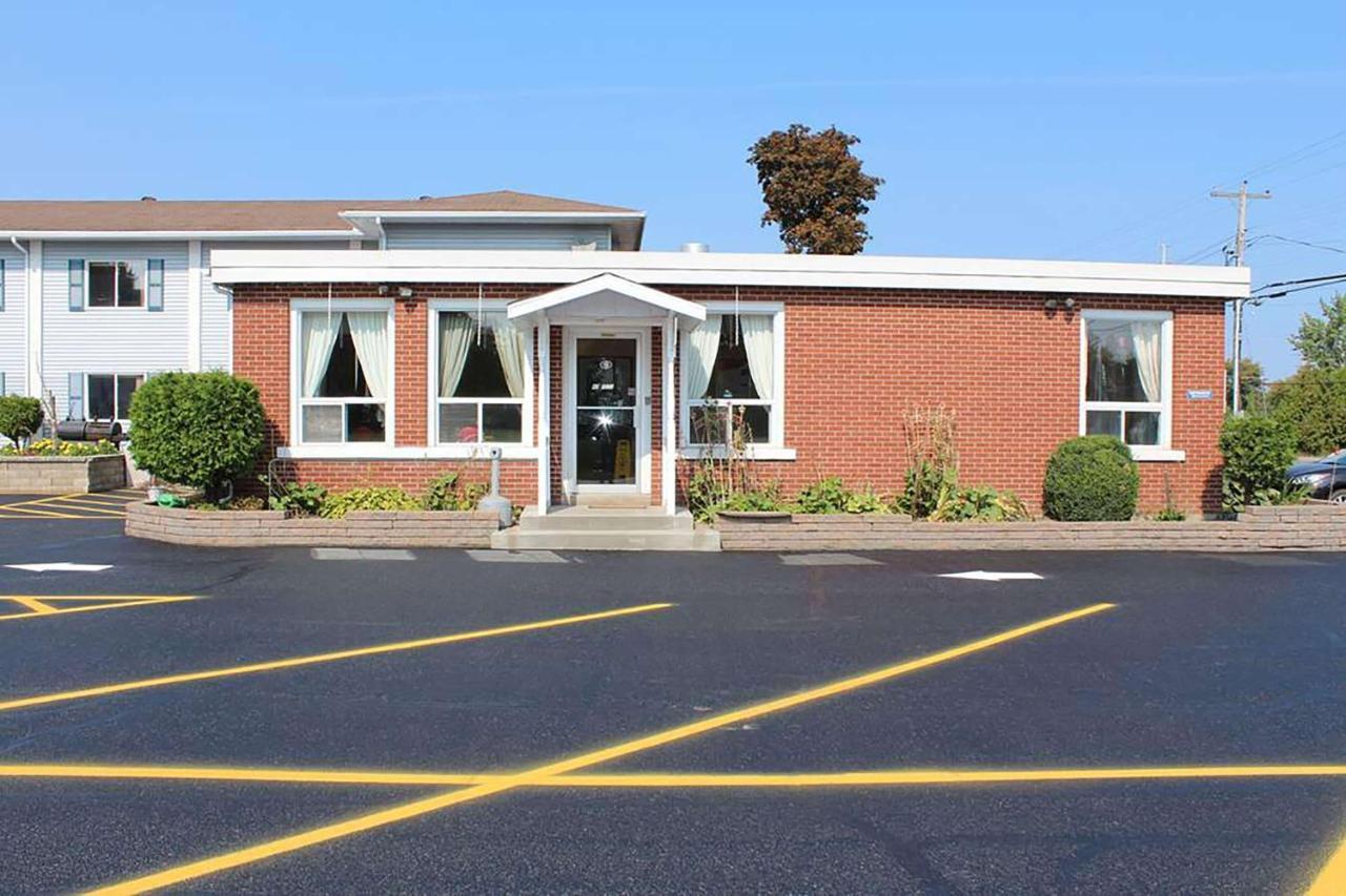 Hotel Super 8 By Wyndham Pembroke Extérieur photo