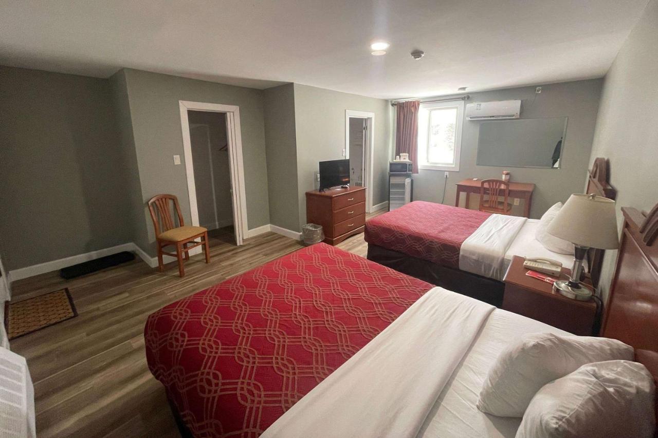 Hotel Super 8 By Wyndham Pembroke Extérieur photo