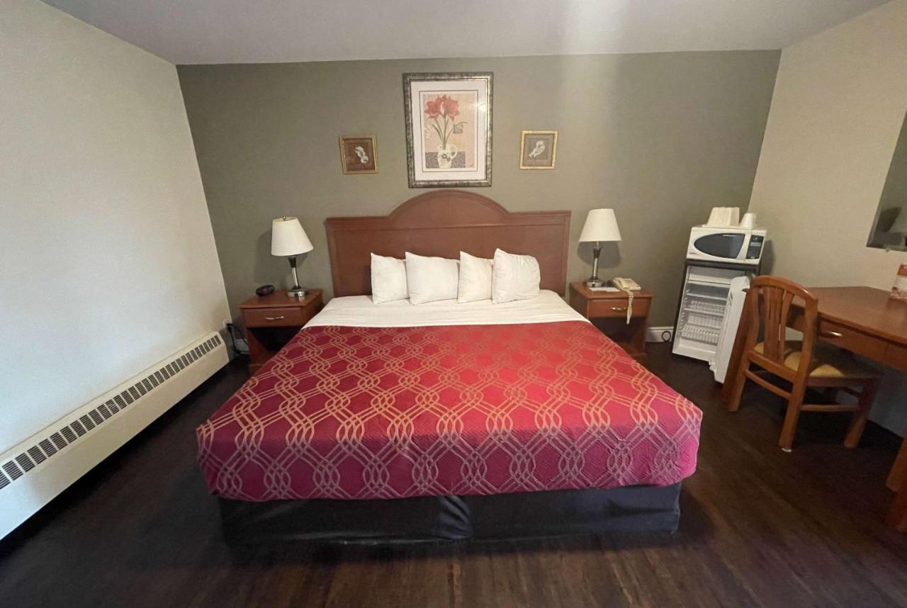 Hotel Super 8 By Wyndham Pembroke Extérieur photo