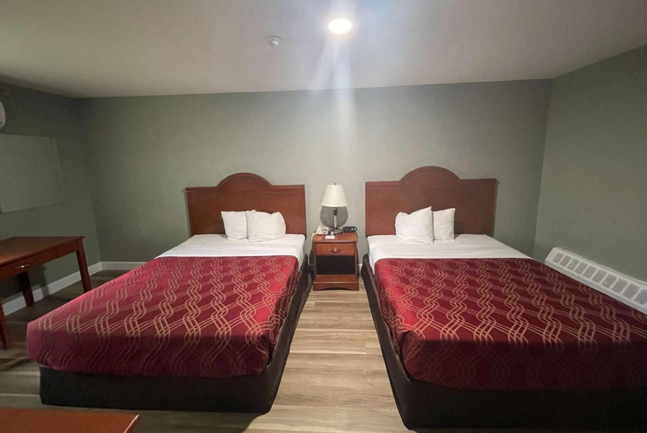 Hotel Super 8 By Wyndham Pembroke Extérieur photo