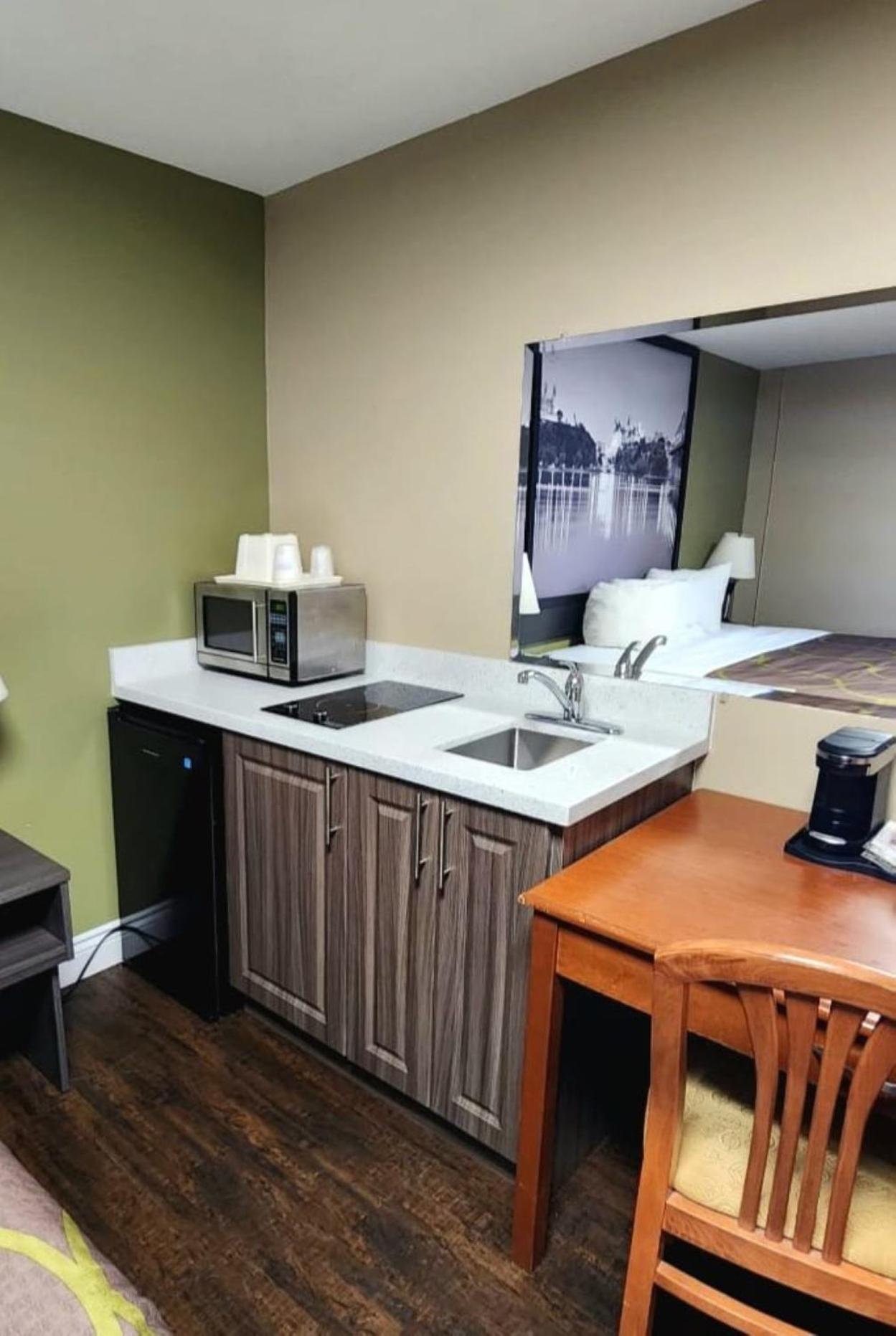 Hotel Super 8 By Wyndham Pembroke Extérieur photo