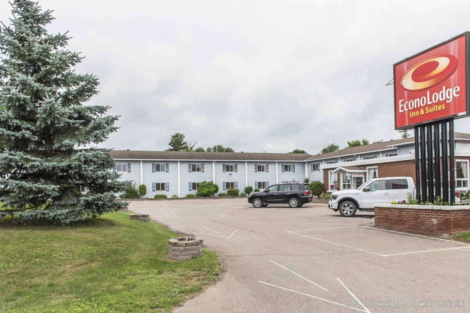 Hotel Super 8 By Wyndham Pembroke Extérieur photo