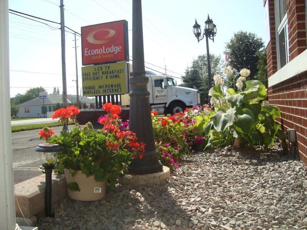 Hotel Super 8 By Wyndham Pembroke Extérieur photo