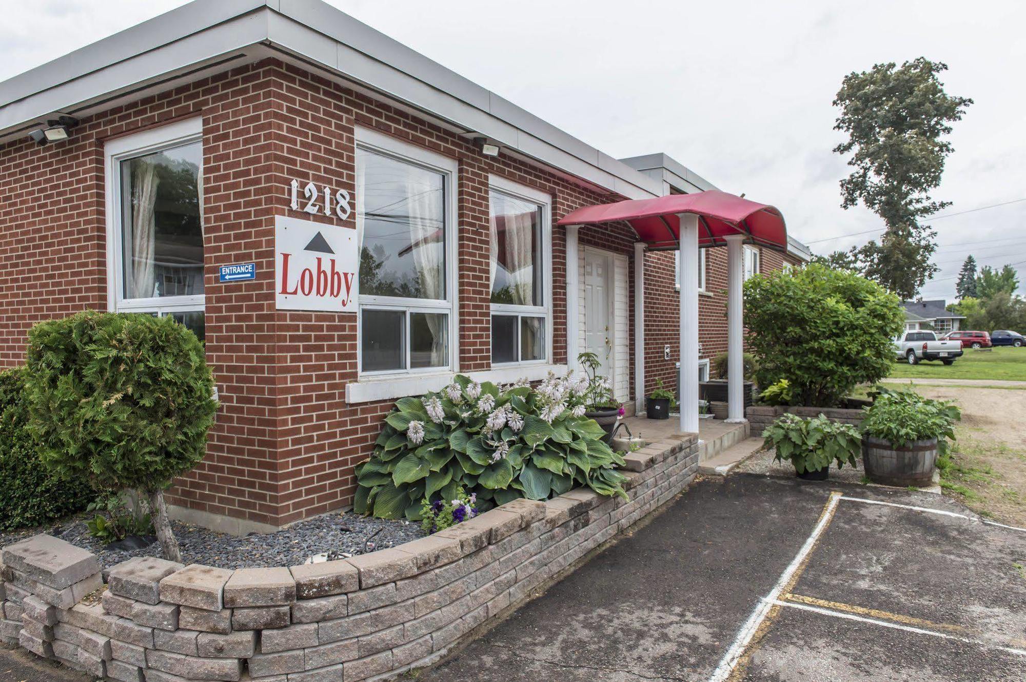Hotel Super 8 By Wyndham Pembroke Extérieur photo