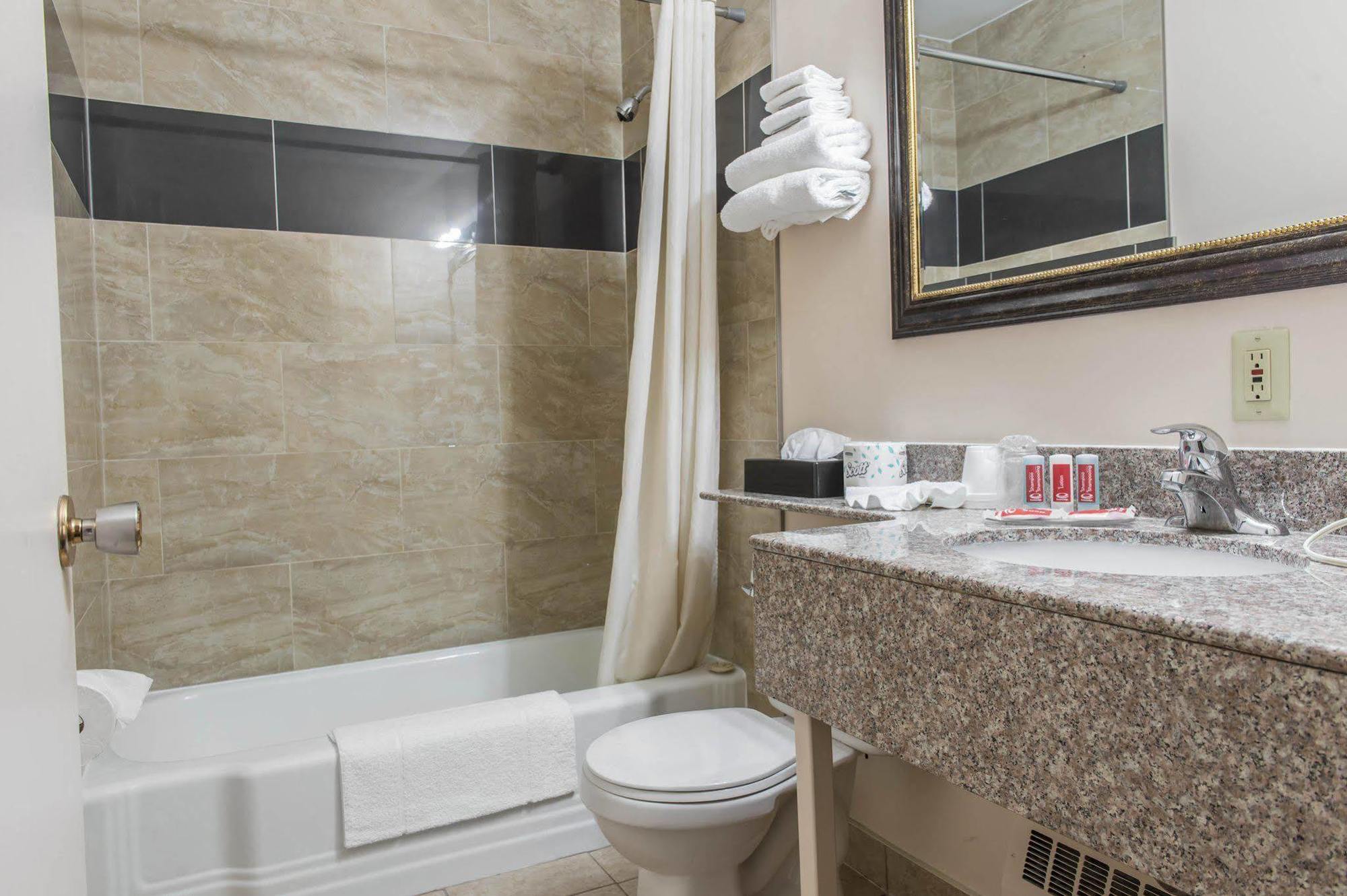 Hotel Super 8 By Wyndham Pembroke Extérieur photo